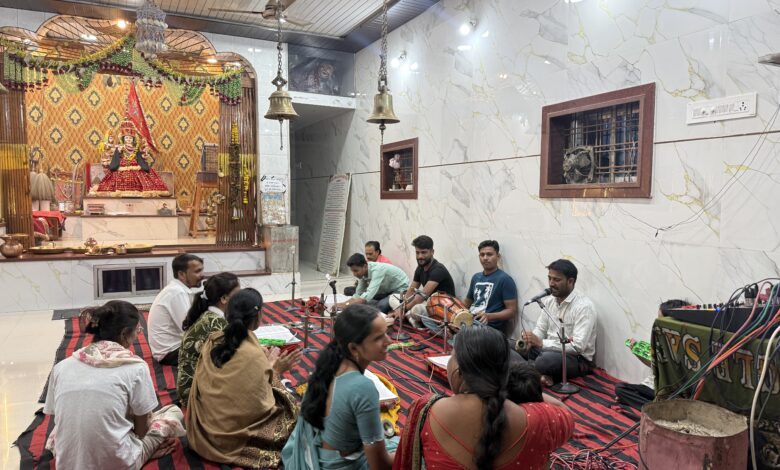 सिवनी के सिद्धपीठ श्री ज्वाला देवी मंदिर में आयोजित 149वें संगीतमय सुंदरकांड एवं श्री हनुमान चालीसा पाठ में शामिल श्रद्धालु।