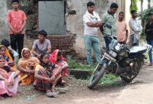 16 वर्षीय किशोरी का शव फंदे पर मिला, लुडगी गांव में सनसनी; मौत की वजह की जांच में जुटी पुलिस | Dainik Yashonnati लुडगी गांव में किशोरी की मौत के मामले में जांच करती छपारा पुलिस