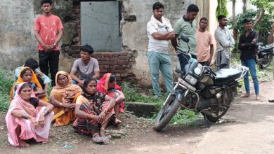 16 वर्षीय किशोरी का शव फंदे पर मिला, लुडगी गांव में सनसनी; मौत की वजह की जांच में जुटी पुलिस | Dainik Yashonnati लुडगी गांव में किशोरी की मौत के मामले में जांच करती छपारा पुलिस