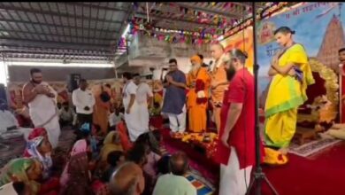 गुजरात में शंकराचार्य स्वामी सदानंद सरस्वती के सान्निध्य में 25 आदिवासी परिवार सनातन परंपरा में लौटे | Dainik Yashonnati गुजरात के छोटा उदेपुर में शंकराचार्य स्वामी सदानंद सरस्वती के सान्निध्य में आयोजित आनंद वर्धन आश्रम उद्घाटन समारोह