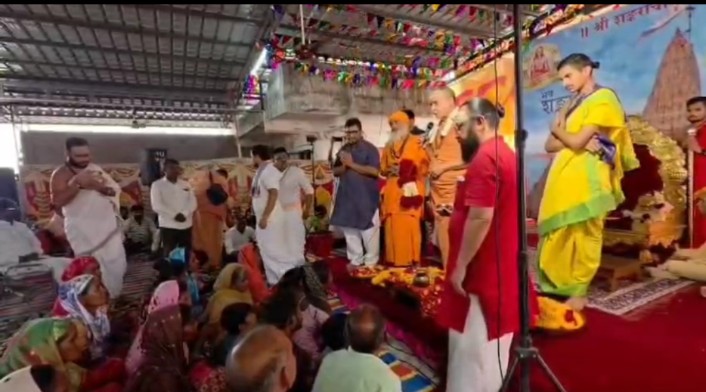 गुजरात के छोटा उदेपुर में शंकराचार्य स्वामी सदानंद सरस्वती के सान्निध्य में आयोजित आनंद वर्धन आश्रम उद्घाटन समारोह