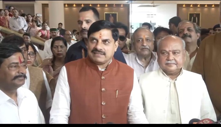 यूसीसी रिपोर्ट प्राप्त करते मुख्यमंत्री डॉ. मोहन यादव