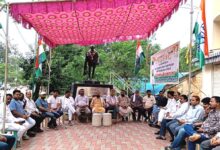 सिवनी में इंदिरा भवन के सामने कांग्रेस नेताओं का मौन सत्याग्रह