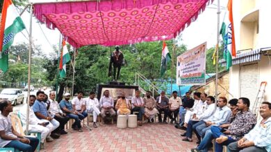 मुख्यमंत्री से जुड़े कथित भूमि घोटाले के विरोध में कांग्रेस का मौन सत्याग्रह, दूसरे दिन इंदिरा भवन में जुटे कार्यकर्ता | Dainik Yashonnati सिवनी में इंदिरा भवन के सामने कांग्रेस नेताओं का मौन सत्याग्रह