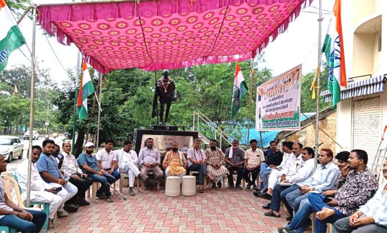 सिवनी में इंदिरा भवन के सामने कांग्रेस नेताओं का मौन सत्याग्रह