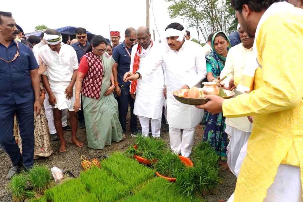 खेत में उतरे CM मोहन यादव, किसानों संग रोपा धान, सिवनी पर बरसी ₹494 करोड़ की विकास सौगात | Dainik Yashonnati मुख्यमंत्री डॉ. मोहन यादव सिवनी में धान महोत्सव के दौरान महिला किसानों के साथ खेत में धान की रोपाई करते हुए।