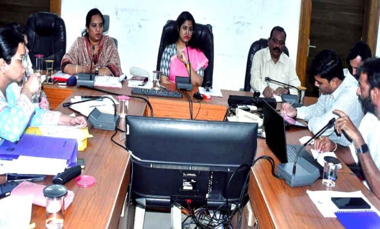 समय-सीमा बैठक में अधिकारियों को आवश्यक निर्देश देतीं कलेक्टर श्रीमती नेहा मीना।