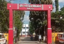जिला अस्पताल में नाबालिग से छेड़छाड़ का आरोपी 12 घंटे में गिरफ्तार, महिला थाना पुलिस की त्वरित कार्रवाई | Dainik Yashonnati जिला अस्पताल छेड़छाड़ मामले में गिरफ्तार आरोपी के संबंध में जानकारी देती महिला थाना सिवनी पुलिस