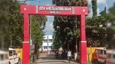 जिला अस्पताल में नाबालिग से छेड़छाड़ का आरोपी 12 घंटे में गिरफ्तार, महिला थाना पुलिस की त्वरित कार्रवाई | Dainik Yashonnati जिला अस्पताल छेड़छाड़ मामले में गिरफ्तार आरोपी के संबंध में जानकारी देती महिला थाना सिवनी पुलिस