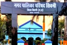 नपा सिवनी में पदोन्नति पर घमासान! कांग्रेस पार्षद ने लगाए नियमों की अनदेखी और भ्रष्टाचार के गंभीर आरोप | Dainik Yashonnati सिवनी नगर पालिका के विशेष सम्मेलन और पदोन्नति विवाद पर जानकारी देते कांग्रेस पार्षद राजिक अकील