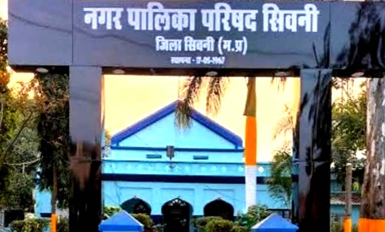 सिवनी नगर पालिका के विशेष सम्मेलन और पदोन्नति विवाद पर जानकारी देते कांग्रेस पार्षद राजिक अकील