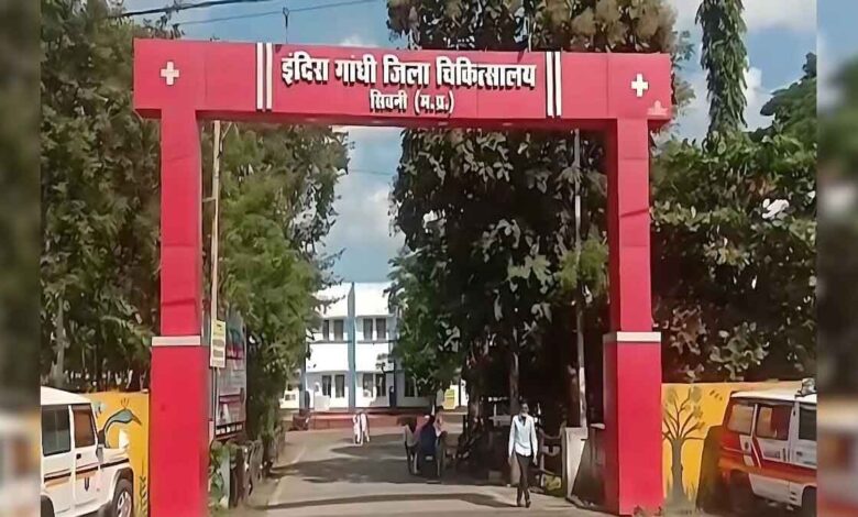 जिला अस्पताल छेड़छाड़ मामले में गिरफ्तार आरोपी के संबंध में जानकारी देती महिला थाना सिवनी पुलिस