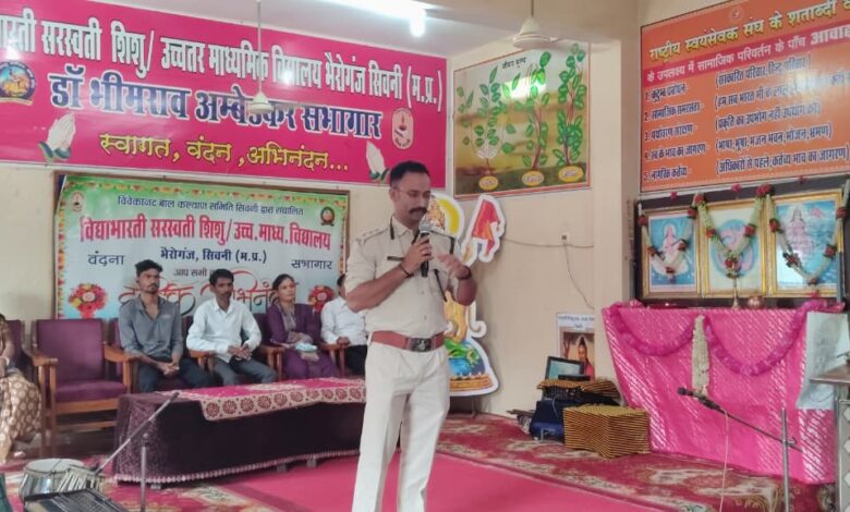 सिवनी के विद्यालय में टाइगर डे पर विद्यार्थियों को संबोधित करते रेंजर मुकेश बड़ोनिया