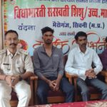 सिवनी के विद्यालय में टाइगर डे पर विद्यार्थियों को संबोधित करते रेंजर मुकेश बड़ोनिया