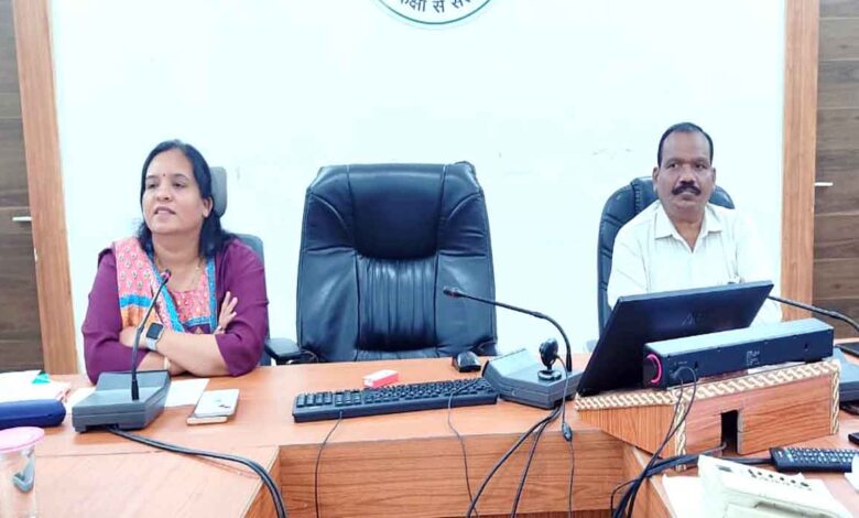 समय-सीमा बैठक की अध्यक्षता करतीं जिला पंचायत सीईओ अंजली शाह