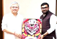 नई दिल्ली में केंद्रीय रेल मंत्री अश्विनी वैष्णव से मुलाकात करते सांसद बंटी विवेक साहू
