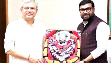 नई दिल्ली में केंद्रीय रेल मंत्री अश्विनी वैष्णव से मुलाकात करते सांसद बंटी विवेक साहू