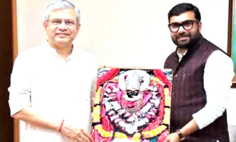नई दिल्ली में केंद्रीय रेल मंत्री अश्विनी वैष्णव से मुलाकात करते सांसद बंटी विवेक साहू