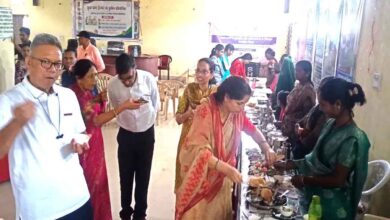 स्वाद, स्वच्छता और हुनर का संगम: बरघाट की 35 रसोइयों ने कुकिंग प्रतियोगिता में बिखेरा पाक कला का जादू | Dainik Yashonnati बरघाट में आयोजित कुकिंग प्रतियोगिता में पुरस्कार प्राप्त करती रसोइयां