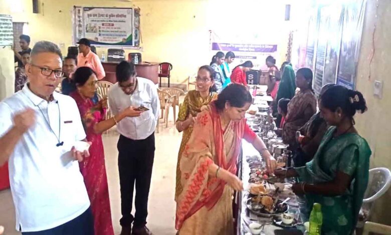 बरघाट में आयोजित कुकिंग प्रतियोगिता में पुरस्कार प्राप्त करती रसोइयां