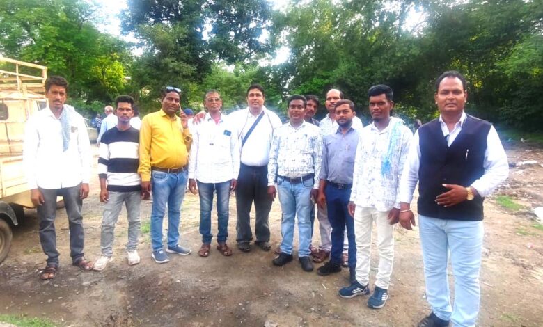 सिवनी में भारत मुक्ति मोर्चा एवं राष्ट्रीय मुस्लिम मोर्चा द्वारा राष्ट्रपति के नाम ज्ञापन सौंपते हुए कार्यकर्ता