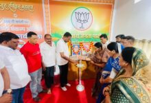 भाजपा जिला कार्यशाला में गुरु रविदास समरसता संकल्प अभियान की जानकारी देतीं जिलाध्यक्ष मीना बिसेन एवं विधायक दिनेश राय मुनमुन