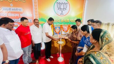 भाजपा जिला कार्यशाला में गुरु रविदास समरसता संकल्प अभियान की जानकारी देतीं जिलाध्यक्ष मीना बिसेन एवं विधायक दिनेश राय मुनमुन