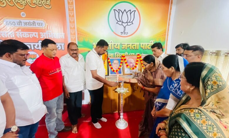 भाजपा जिला कार्यशाला में गुरु रविदास समरसता संकल्प अभियान की जानकारी देतीं जिलाध्यक्ष मीना बिसेन एवं विधायक दिनेश राय मुनमुन