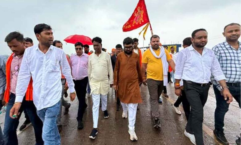 धार्मिक पदयात्रा के दौरान कटनी जिले में प्रवेश करते सांसद बंटी विवेक साहू।