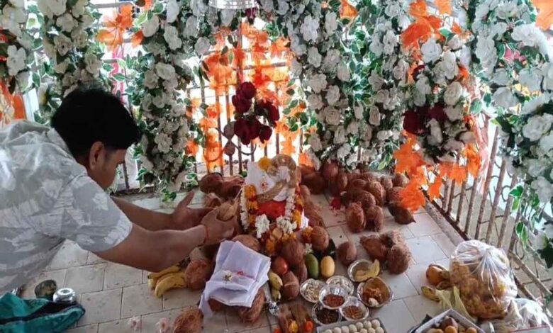 छपारा के बैनगंगा नदी तट स्थित श्री 108 सिद्ध बाबा महाराज मंदिर के 50वें स्थापना दिवस पर आयोजित हवन-पूजन और महाआरती का दृश्य।