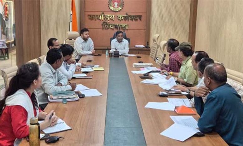 छिंदवाड़ा कलेक्टर हरेंद्र नारायन निर्माण कार्यों की समीक्षा बैठक लेते हुए