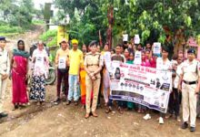 विश्व मानव तस्करी विरोधी दिवस पर छिंदवाड़ा महिला थाना पुलिस द्वारा जागरूकता अभियान चलाते हुए अधिकारी और पुलिस टीम।