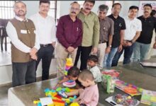 छिंदवाड़ा जिला जेल में महिला बंदियों के बच्चों को खिलौने वितरित करते रोटरी क्लब ऑफ छिंदवाड़ा के सदस्य