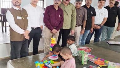 छिंदवाड़ा जिला जेल में महिला बंदियों के बच्चों को खिलौने वितरित करते रोटरी क्लब ऑफ छिंदवाड़ा के सदस्य