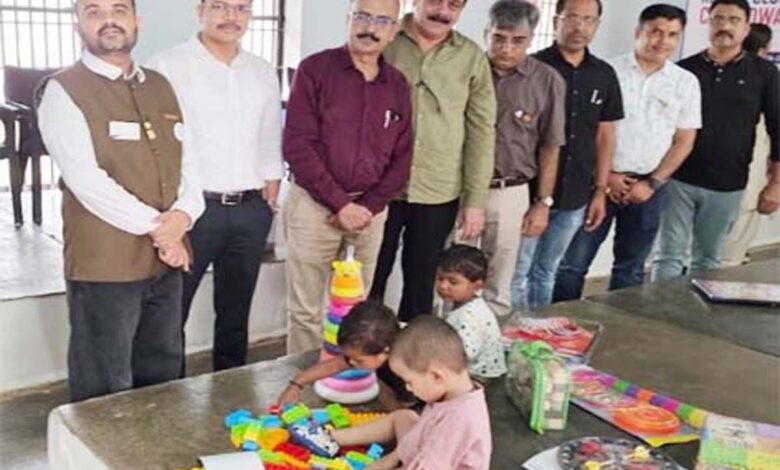 छिंदवाड़ा जिला जेल में महिला बंदियों के बच्चों को खिलौने वितरित करते रोटरी क्लब ऑफ छिंदवाड़ा के सदस्य