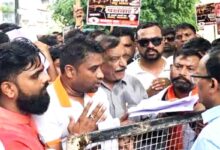 छिंदवाड़ा में विश्व हिन्दू परिषद के प्रतिनिधि पशु उपसंचालक के खिलाफ एसडीएम को ज्ञापन सौंपते हुए।