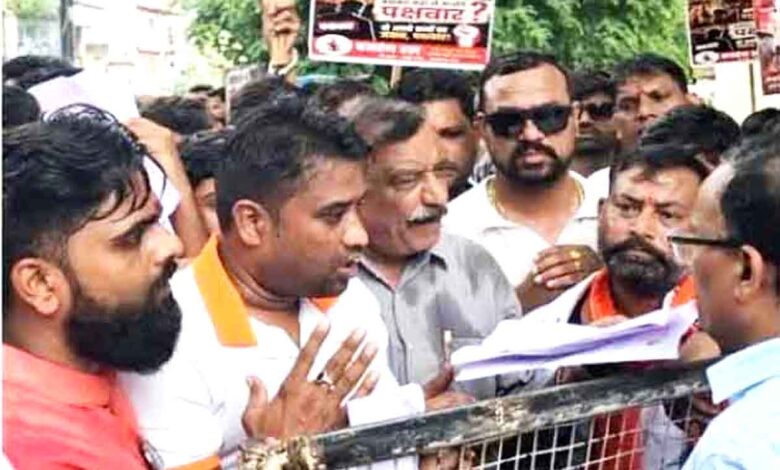 छिंदवाड़ा में विश्व हिन्दू परिषद के प्रतिनिधि पशु उपसंचालक के खिलाफ एसडीएम को ज्ञापन सौंपते हुए।