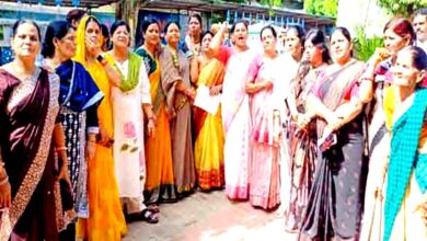 छिंदवाड़ा में पेयजल संकट को लेकर निगम कार्यालय में प्रदर्शन करती कांग्रेस नेता हंसा अम्बर दाढ़े और महिलाएं
