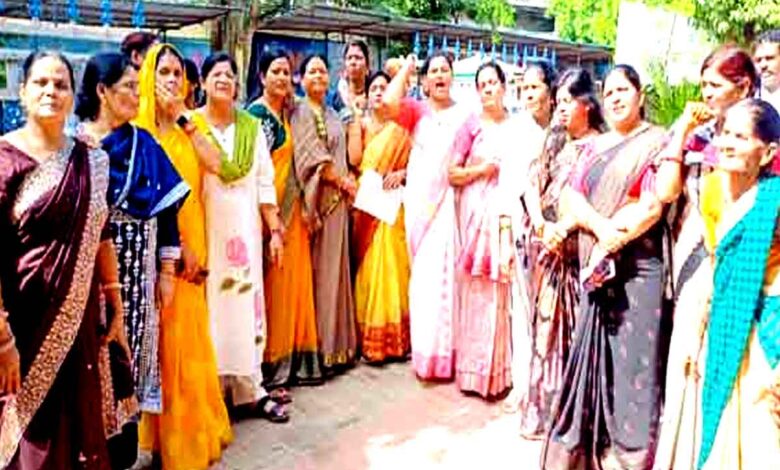 छिंदवाड़ा में पेयजल संकट को लेकर निगम कार्यालय में प्रदर्शन करती कांग्रेस नेता हंसा अम्बर दाढ़े और महिलाएं