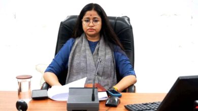 सिवनी कलेक्ट्रेट में समय-सीमा बैठक की अध्यक्षता करतीं कलेक्टर नेहा मीना