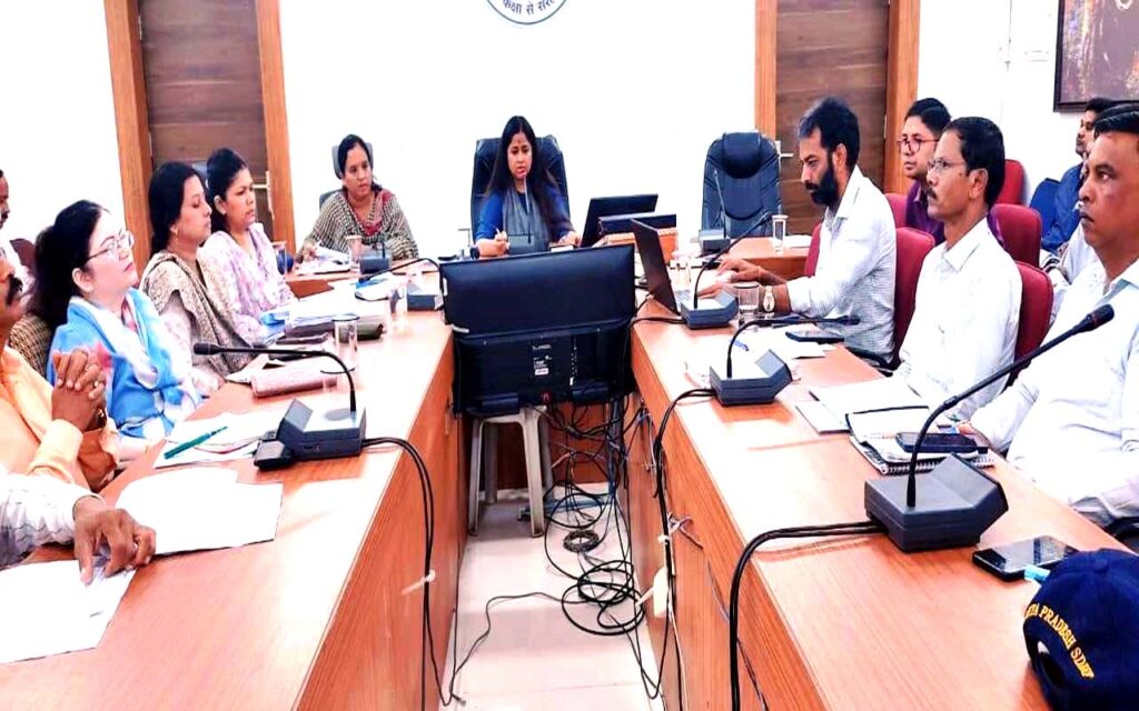 सिवनी कलेक्ट्रेट में समय-सीमा बैठक की अध्यक्षता करतीं कलेक्टर नेहा मीना
