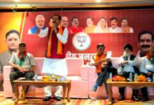 दतिया उपचुनाव कार्यालय में चिकित्सा प्रकोष्ठ की बैठक को संबोधित करते भाजपा प्रदेश प्रभारी डॉ. महेंद्र सिंह