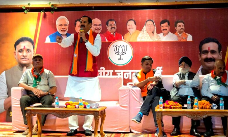 दतिया उपचुनाव कार्यालय में चिकित्सा प्रकोष्ठ की बैठक को संबोधित करते भाजपा प्रदेश प्रभारी डॉ. महेंद्र सिंह