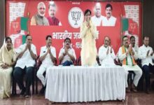 संगठन की मजबूती के लिए हर कार्यकर्ता का तकनीकी रूप से सक्षम होना जरूरी : डॉ. सुमेर सिंह सोलंकी | Dainik Yashonnati भाजपा प्रदेश महामंत्री एवं राज्यसभा सांसद डॉ. सुमेर सिंह सोलंकी छिंदवाड़ा में जिला बैठक को संबोधित करते हुए।