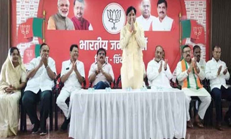 भाजपा प्रदेश महामंत्री एवं राज्यसभा सांसद डॉ. सुमेर सिंह सोलंकी छिंदवाड़ा में जिला बैठक को संबोधित करते हुए।