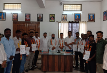 संगठन सृजन अभियान को मिली गति: गणेश भगत बने कांग्रेस बेरोजगार प्रकोष्ठ के जिलाध्यक्ष, नई कार्यकारिणी घोषित | Dainik Yashonnati सिवनी में कांग्रेस बेरोजगार प्रकोष्ठ के जिलाध्यक्ष गणेश भगत और नवनियुक्त पदाधिकारियों को नियुक्ति पत्र प्रदान करते जिला कांग्रेस अध्यक्ष नरेश मरावी।