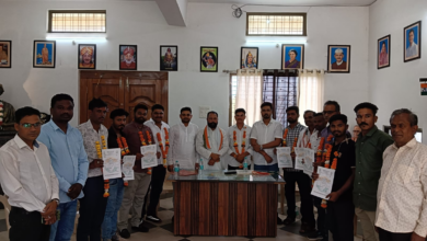सिवनी में कांग्रेस बेरोजगार प्रकोष्ठ के जिलाध्यक्ष गणेश भगत और नवनियुक्त पदाधिकारियों को नियुक्ति पत्र प्रदान करते जिला कांग्रेस अध्यक्ष नरेश मरावी।