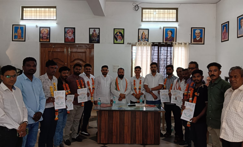 सिवनी में कांग्रेस बेरोजगार प्रकोष्ठ के जिलाध्यक्ष गणेश भगत और नवनियुक्त पदाधिकारियों को नियुक्ति पत्र प्रदान करते जिला कांग्रेस अध्यक्ष नरेश मरावी।