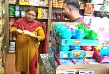 मिलावटखोरों पर खाद्य विभाग की सख्ती: मंडला में डेयरी-बेकरी पर छापे, दूध-पनीर समेत कई सैंपल जांच को भेजे | Dainik Yashonnati मंडला में खाद्य सुरक्षा विभाग की टीम डेयरी और बेकरी का निरीक्षण करते हुए