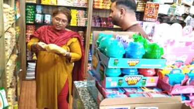 मंडला में खाद्य सुरक्षा विभाग की टीम डेयरी और बेकरी का निरीक्षण करते हुए